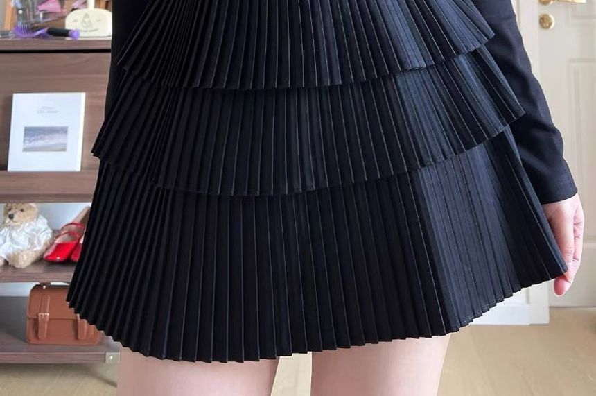 minaga - Crop top met lange mouwen, blote schouders en tweekleurige strikceintuur / hoge taille, effen accordeonplooien en gelaagde mini-A-lijn rok
