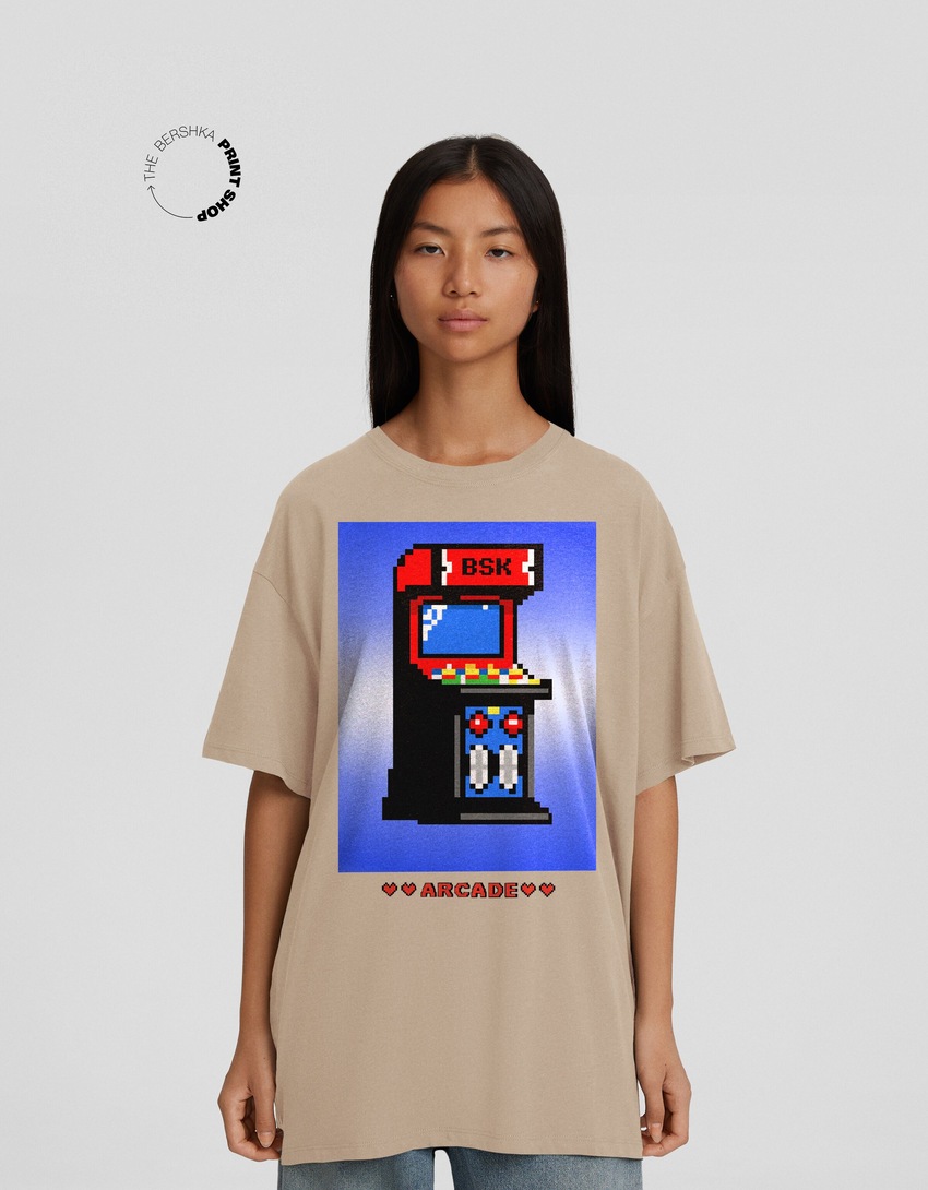 Camiseta de manga curta com modelagem quadrada e estampa da tendência atual.