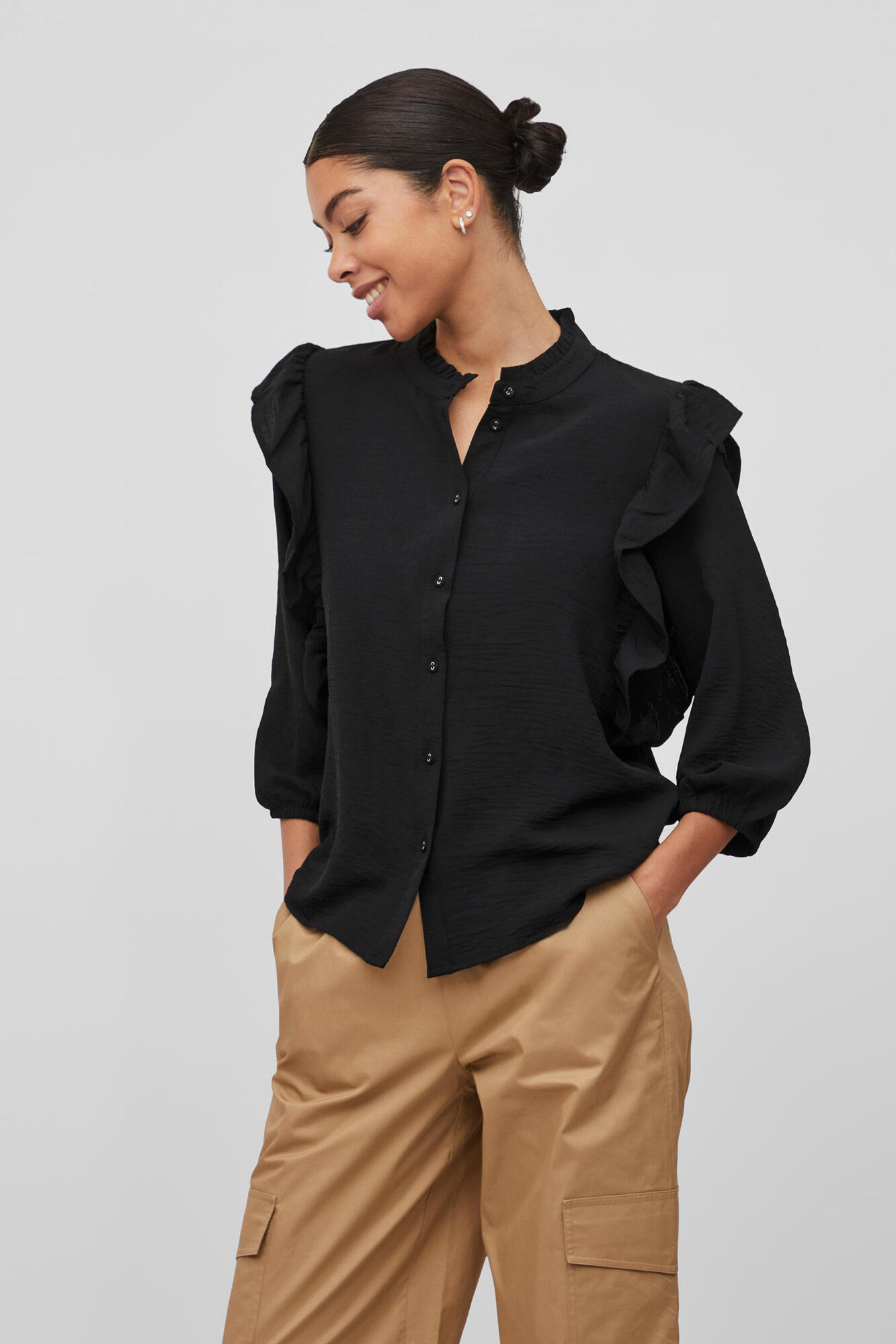 Blusa de manga comprida com babados. - Preta
