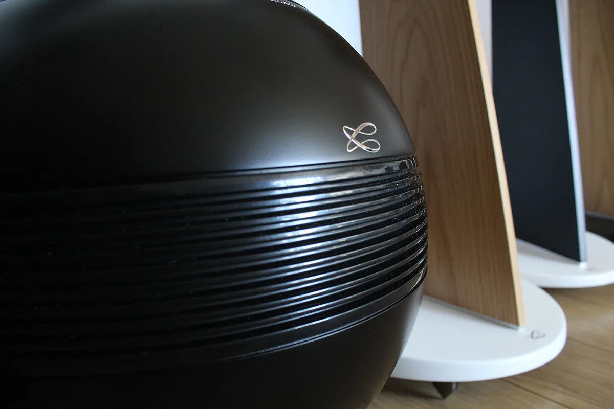 Cabasse Pearl Sub noir mat   Riga 2 Noir mat sur pied noir (la paire) Chaînes hi-fi composées