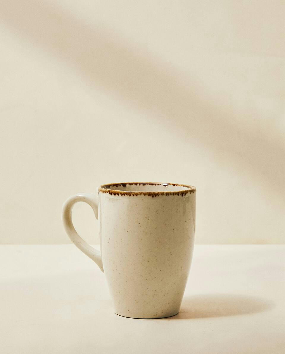 CANECA DE PORCELANA COM BORDA DE ACABAMENTO ANTIGO
