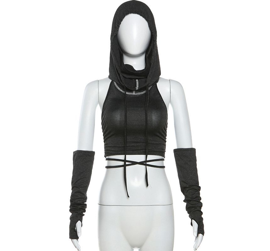 HERMITAKH - Tanktop met open rug, col, capuchon en mouwen / Hotpants met hoge taille en uitsparingen