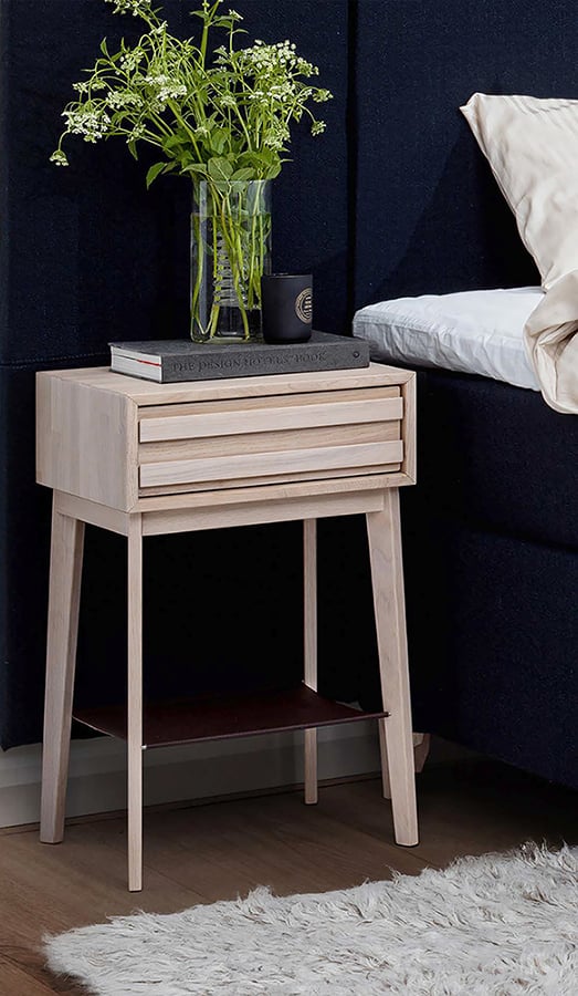 Eicon tall nattbord Hvitoljet eik med hylle. H: 72,5 cm.