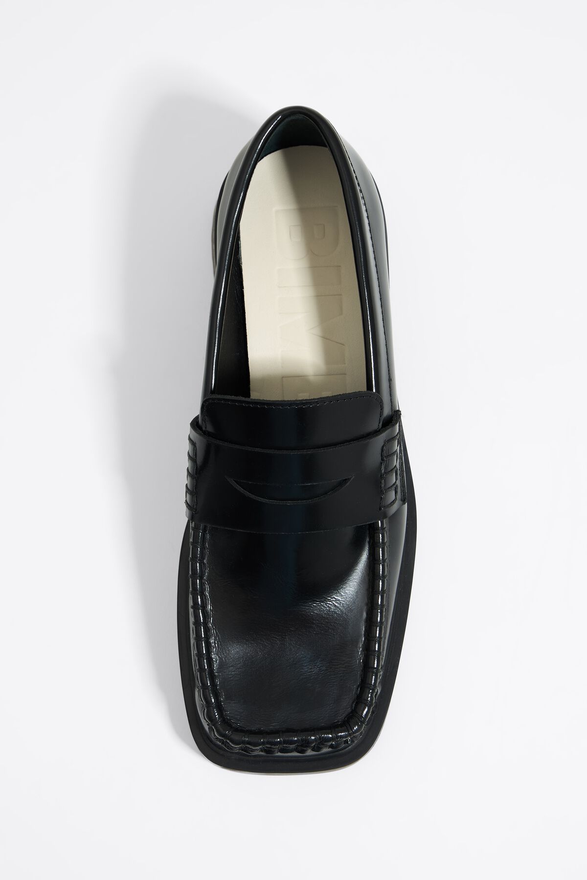 Mocassim de couro preto brilhante