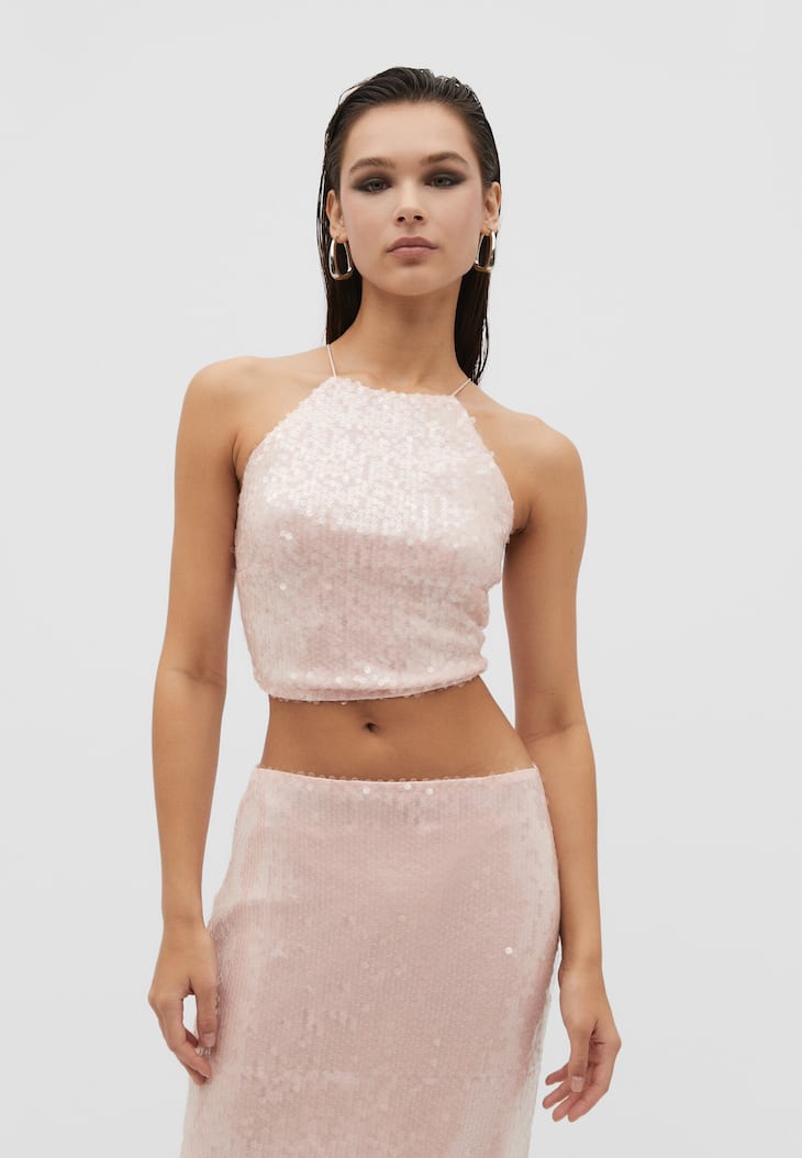 Top com decote halter e lantejoulas