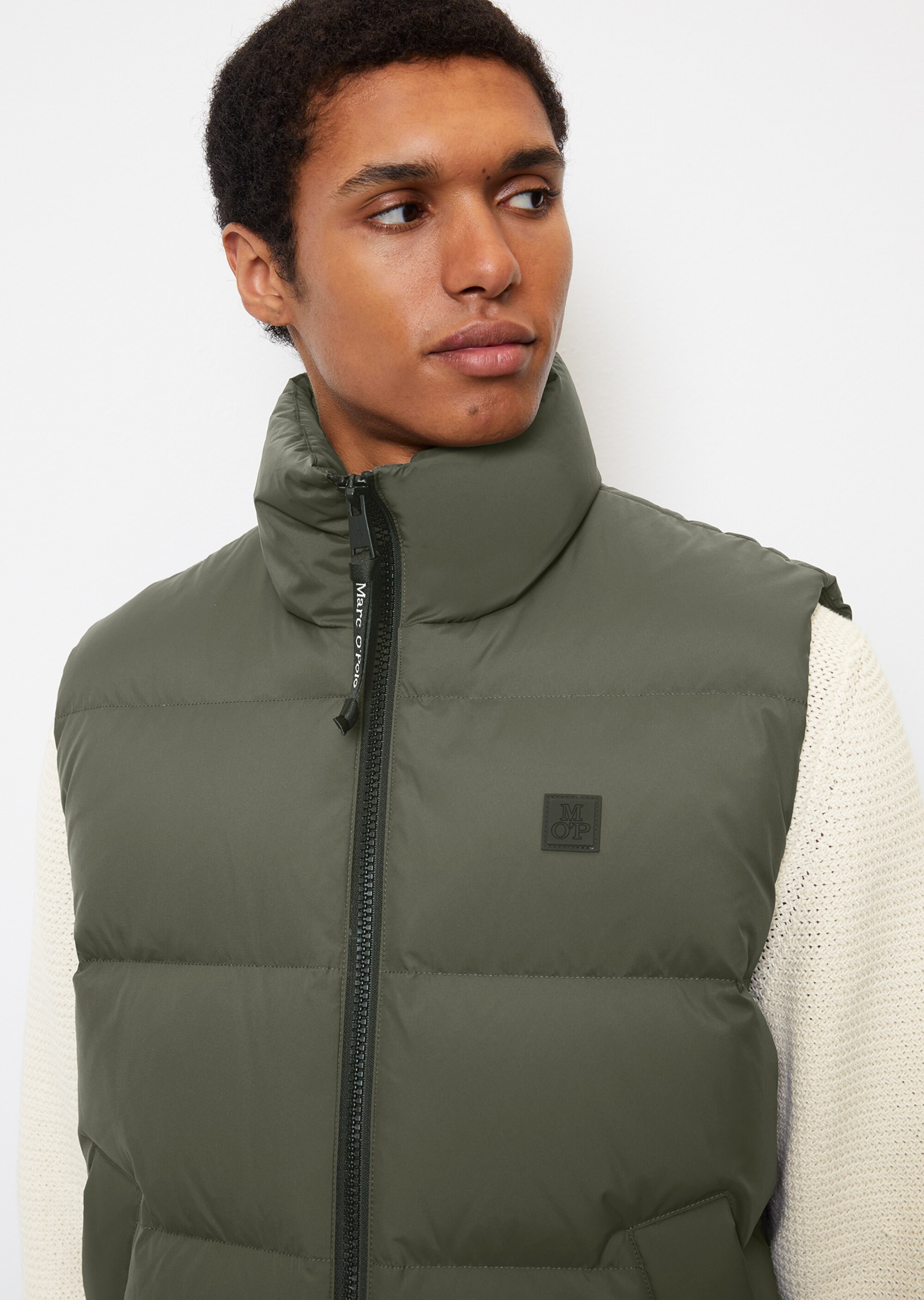 Daunenweste regular mit matter Oberfläche aus recyceltem Polyester