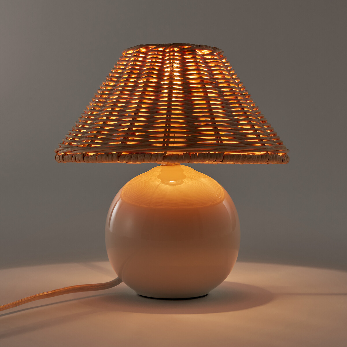 LA REDOUTE INTERIEURS<br>Candeeiro de mesa em cerâmica e rotim, Alios
