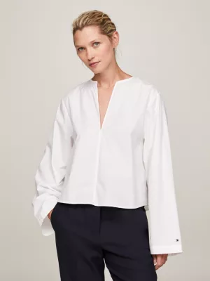 Blusa com decote em V e modelagem solta.