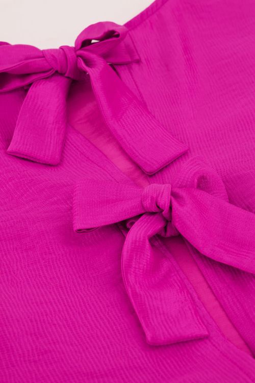 Roze top met geplooide mouwen en strikjes