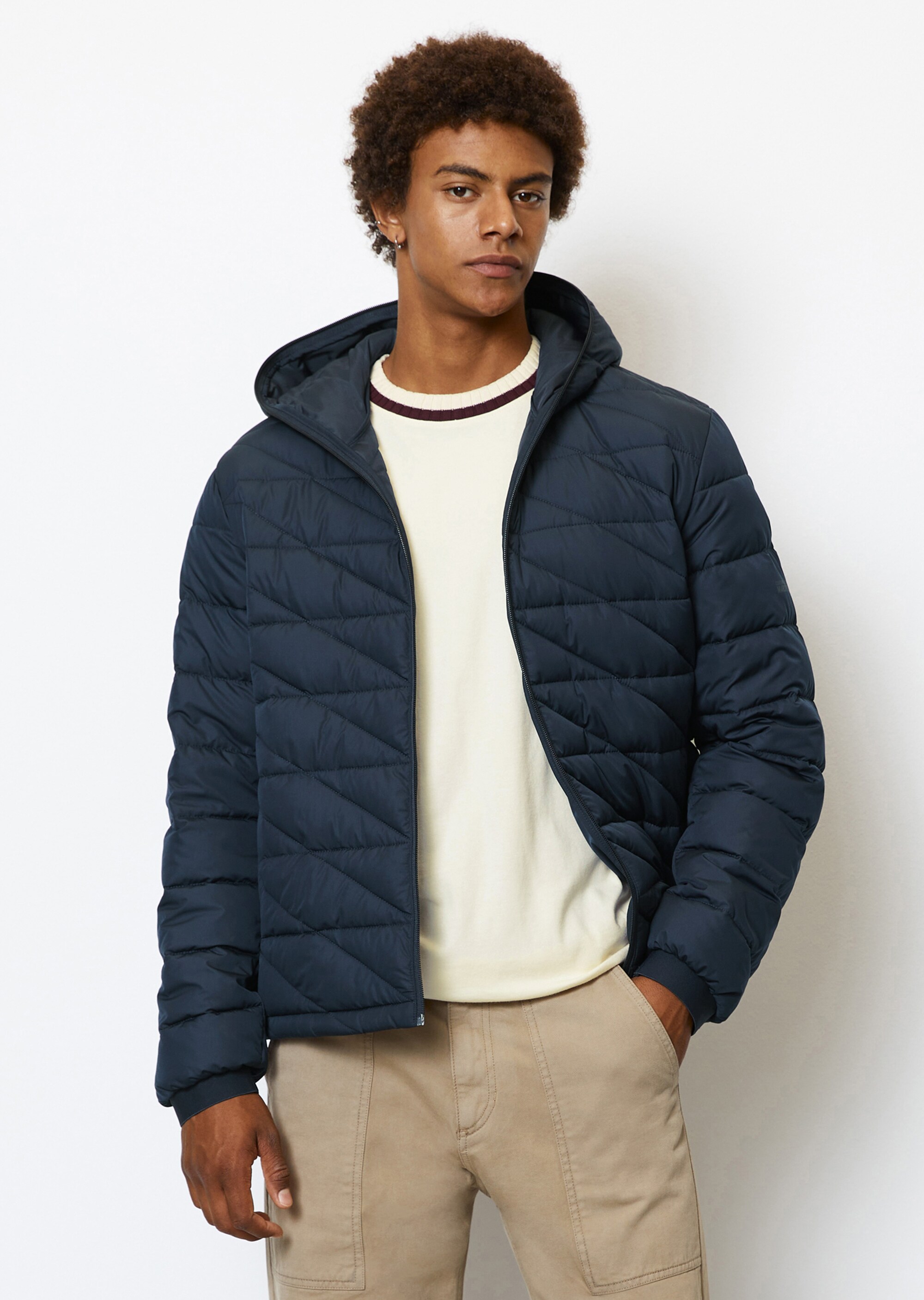 Leichte Kapuzen-Steppjacke regular mit markantem Frontzipper bis zum Scheitel