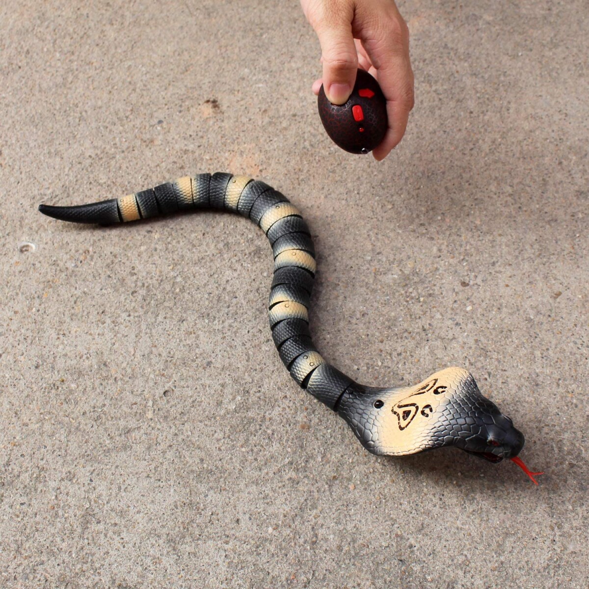 Fjernstyret Slange - Cobra - Swing & Attack - Real Wild - 39 CM