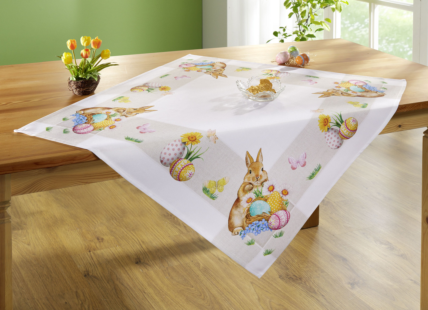 Zauberhafte Tischdecke mit niedlichen Ostermotiven