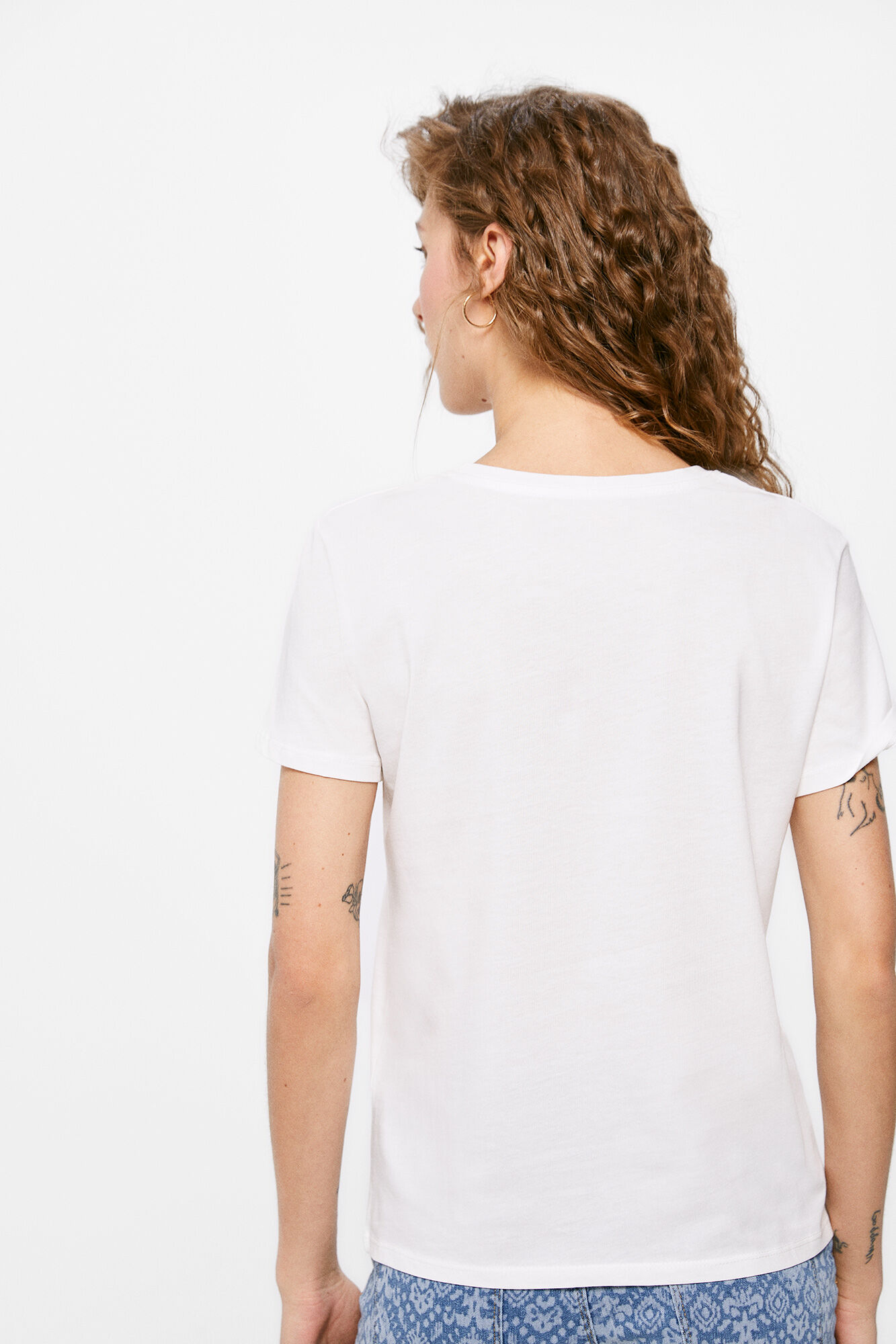 Garota da camiseta estampada