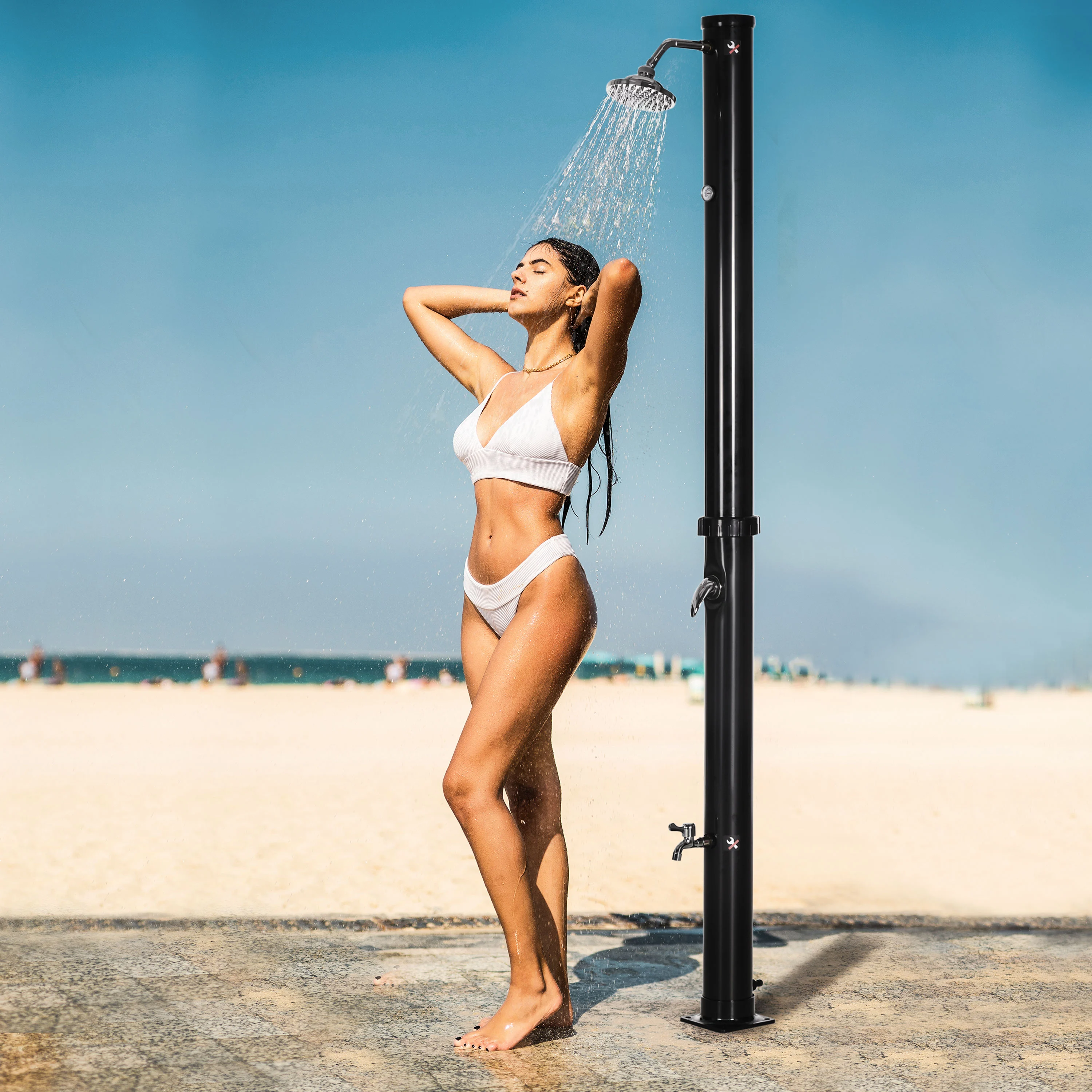 Chuveiro solar de jardim Outsunny 20L, chuveiro externo com ducha redonda, torneira de água quente (máx. 60℃) e ducha para os pés, ideal para piscina, pátio e praia, 15,5 x 15,5 x 222 cm, preto.