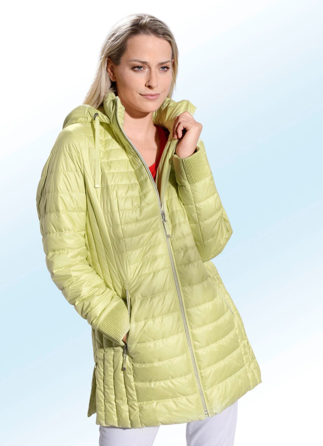 Jacke mit gesmoktem Rand an der abnehmbaren Kapuze