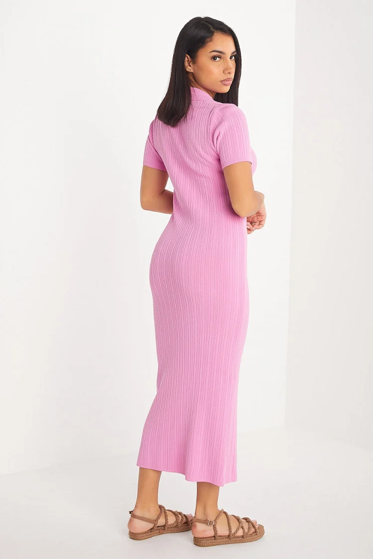 Robe rose texturée moulante