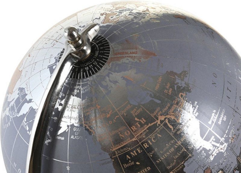 Items Deco Wereldbol/globe op voet - kunststof - blauw/zilver - home decoratie artikel - D20 x H30 cm
