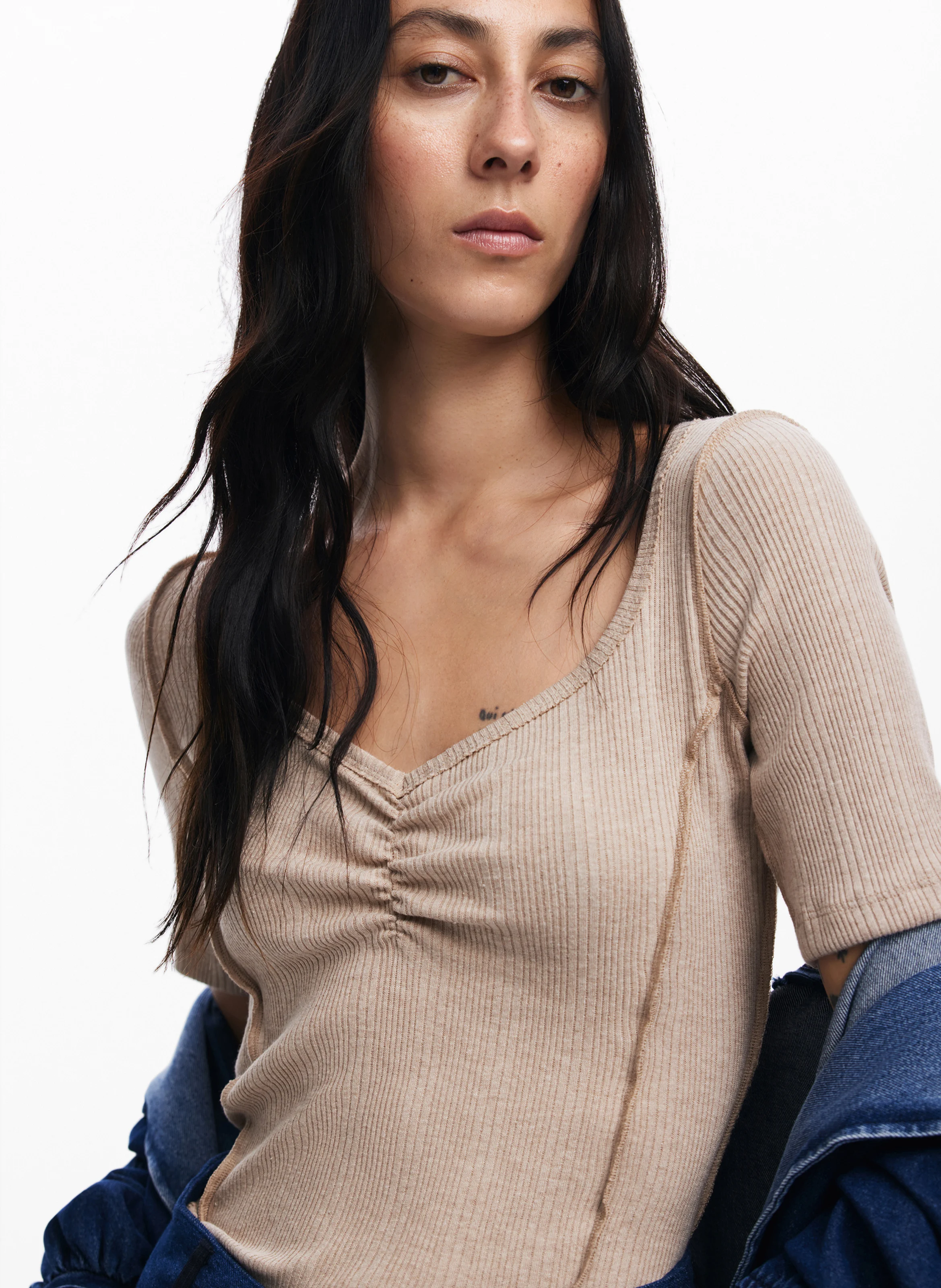 Tee-shirt encolure cœur en coton mélangé| Blanc