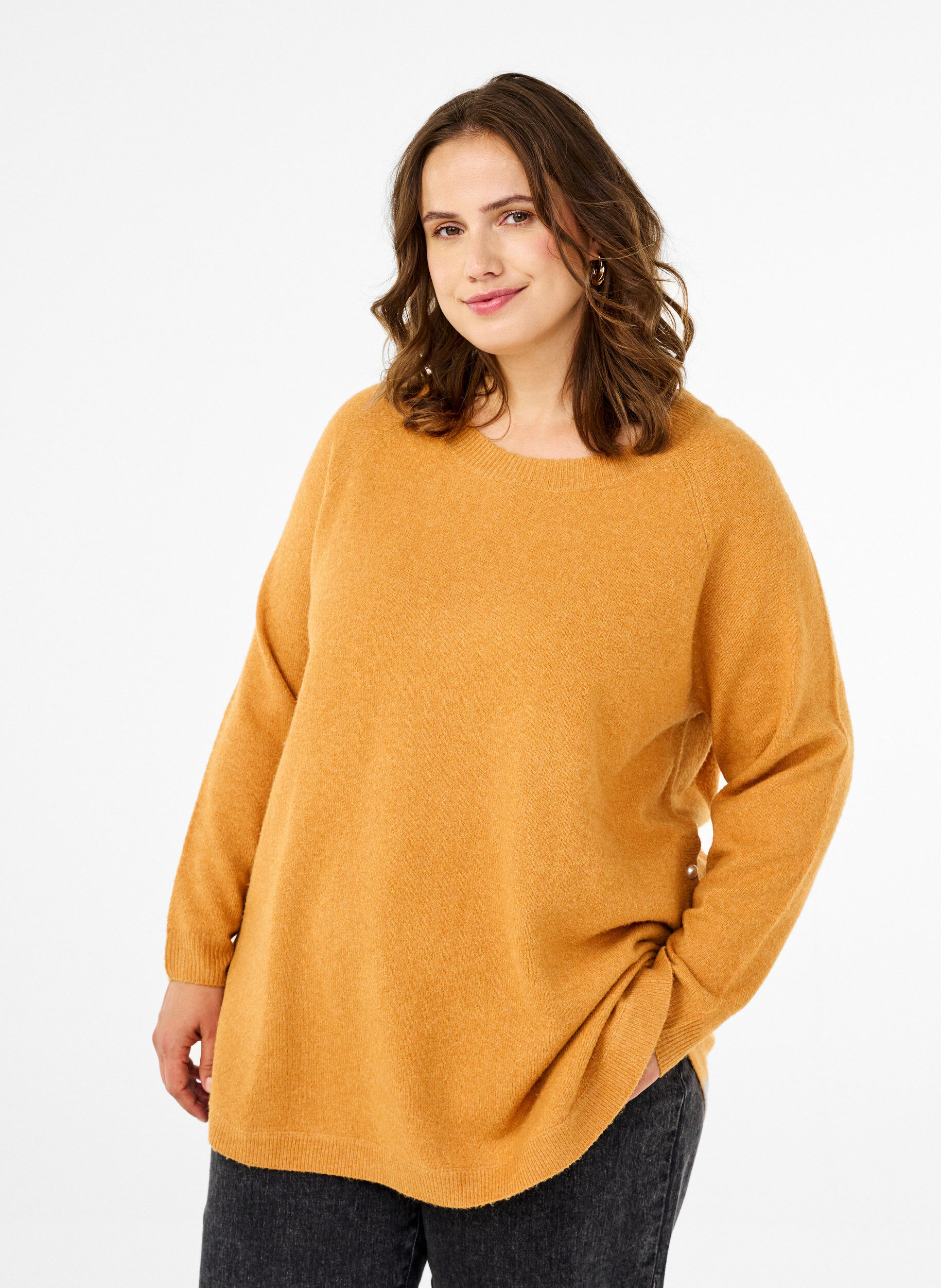 Strikbluse med perledetaljer