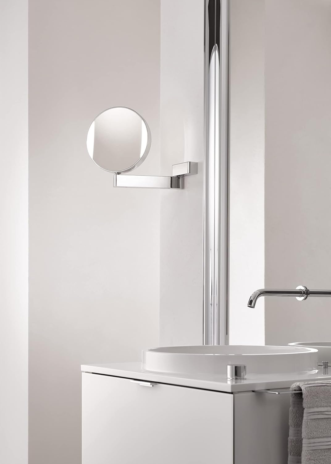 Emco Universal Kosmetik- und Rasierspiegel am Gelenkarm, runder Kosmetikspiegel zur Wandmontage, Vergrößerungsspiegel (3-/7-fach) ohne Beleuchtung, Chrom