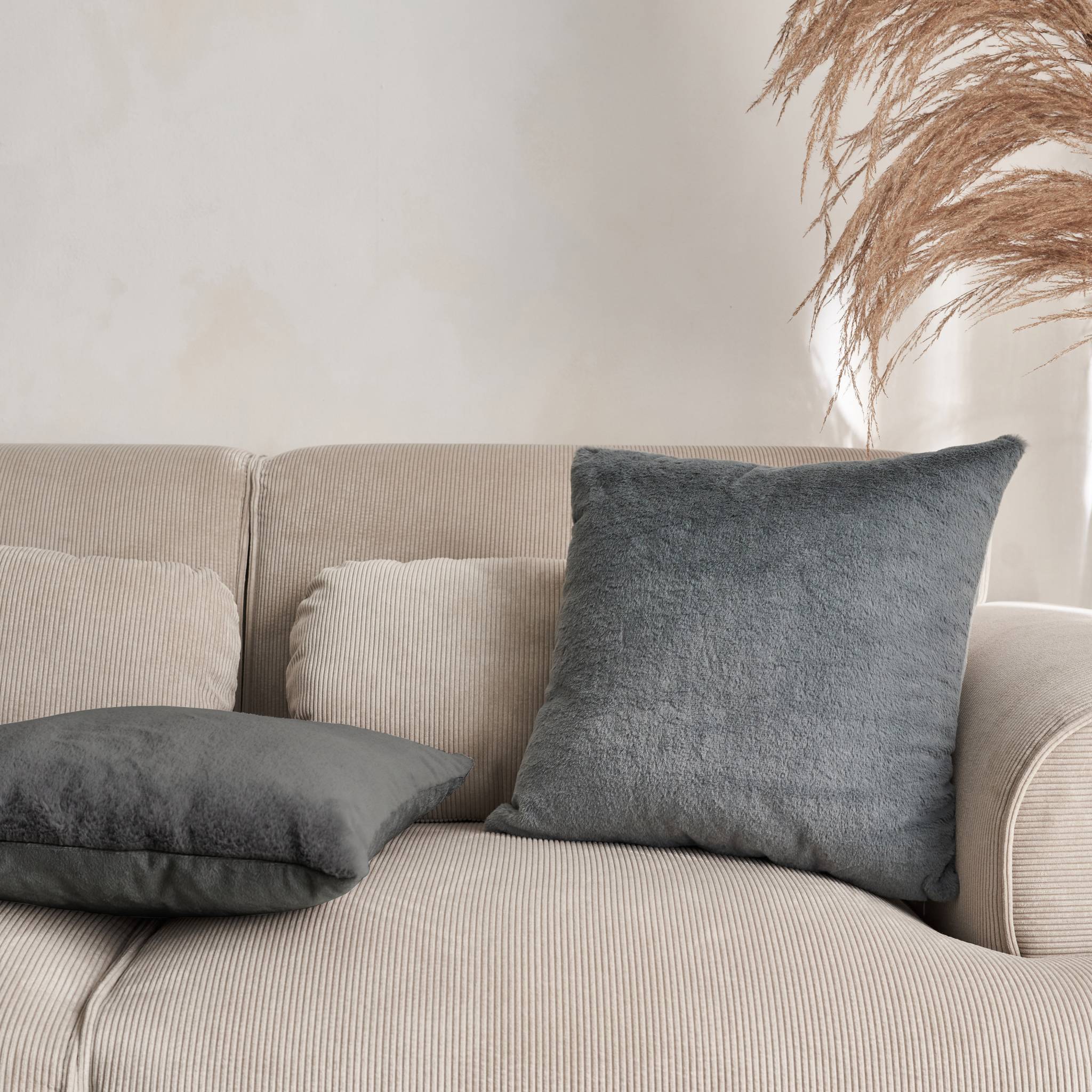 2 coussins gris foncé garnis fausse fourrure poils longs 40x40cm - laponie