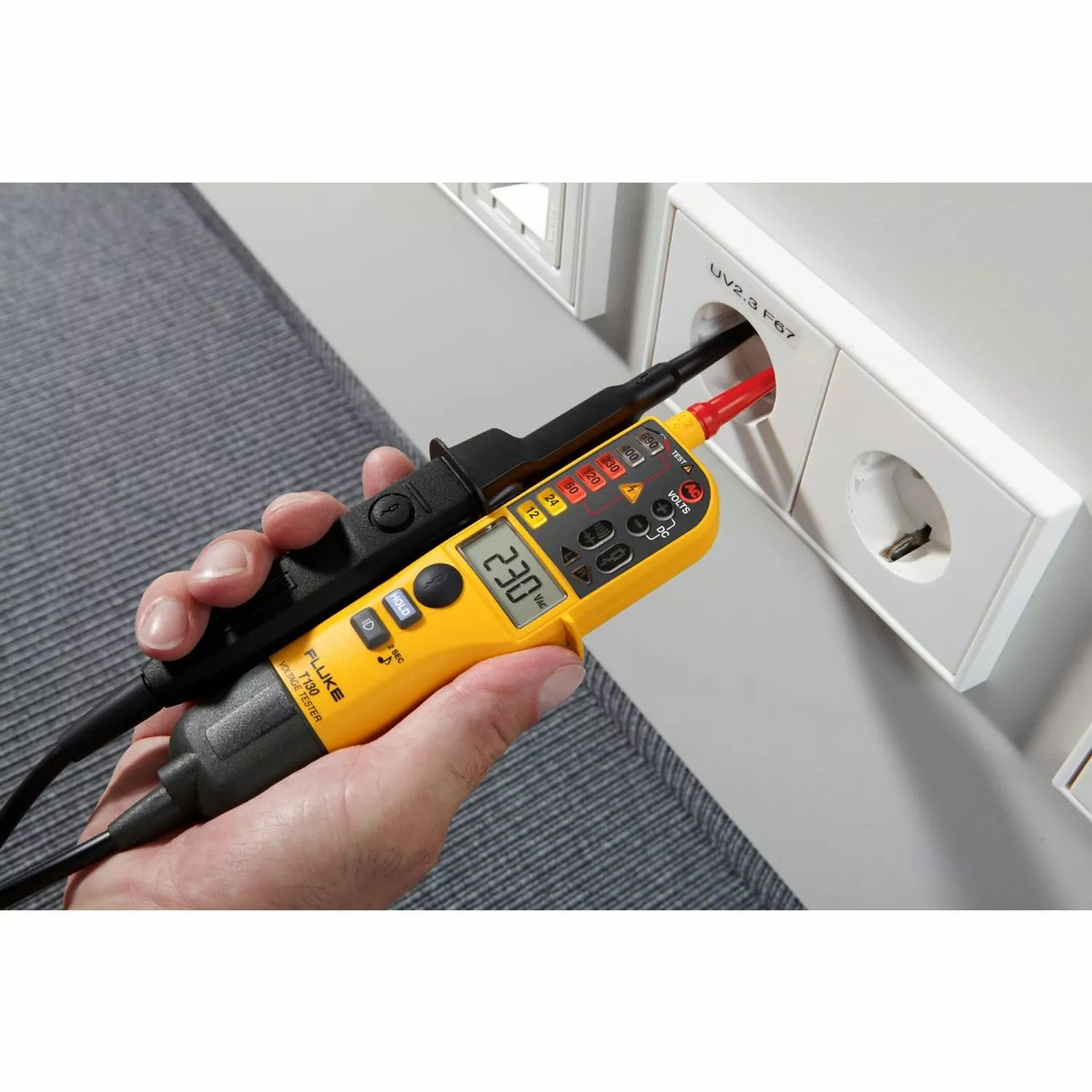 Fluke T130 Tweepolige spannings- en doorbeltester met LCD scherm - Ohm-meting - schakelbare belasting - AC/DC 690V