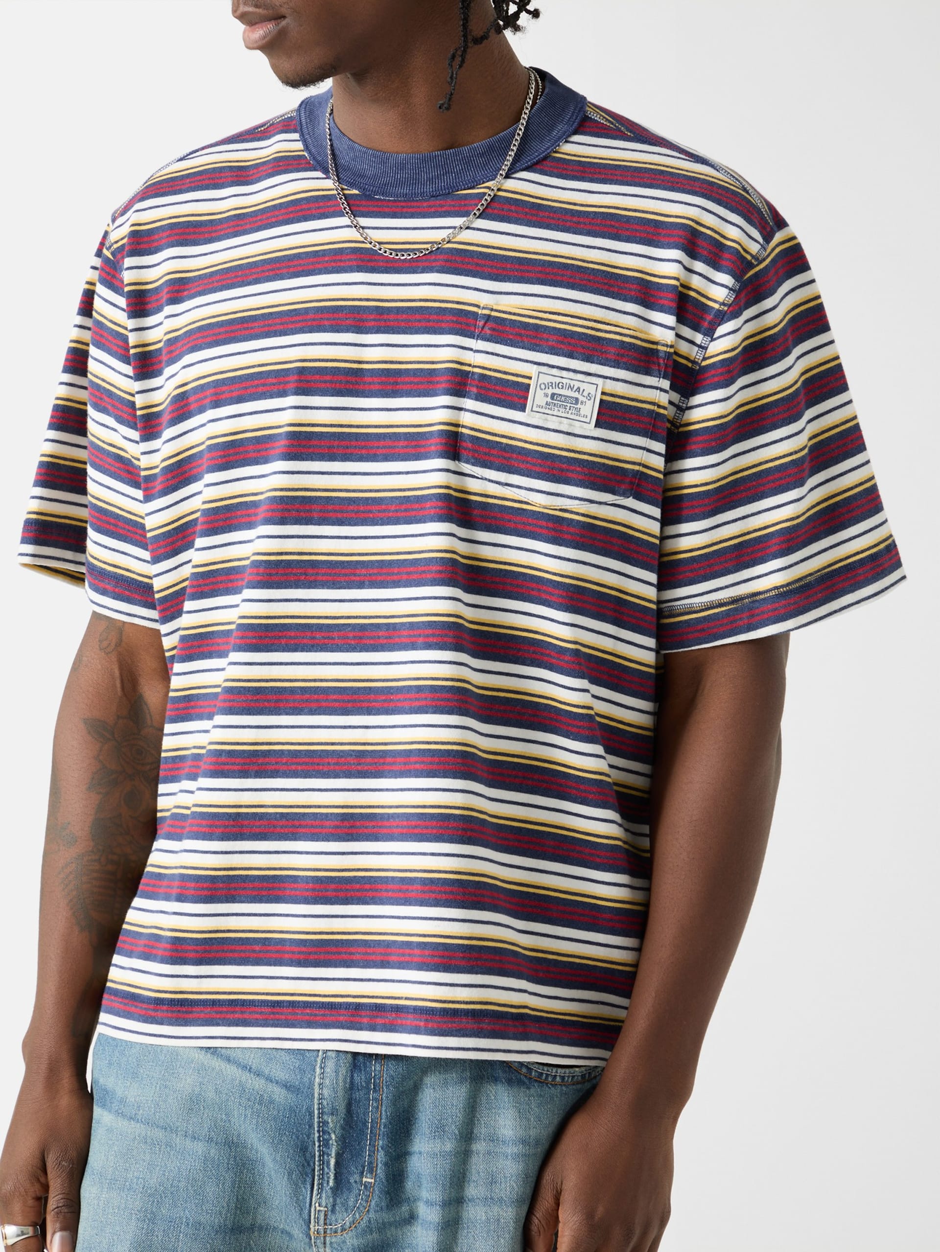 Camiseta GUESS Originals Eco Listrada com Bolso Quadrado