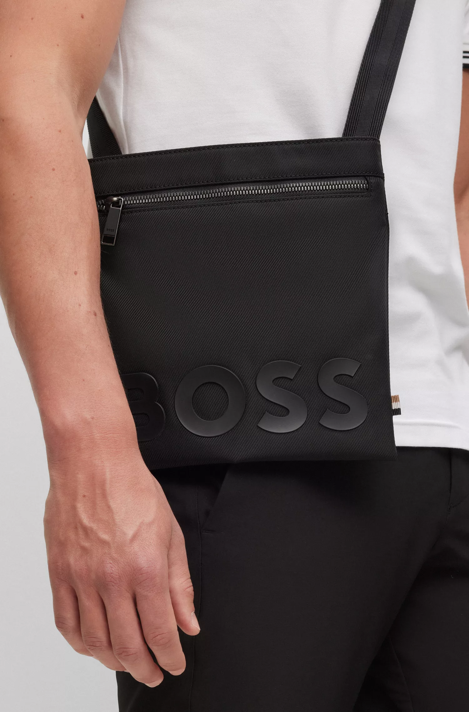 Bolsa envelope BOSS com logotipo preto em material reciclado texturizado.