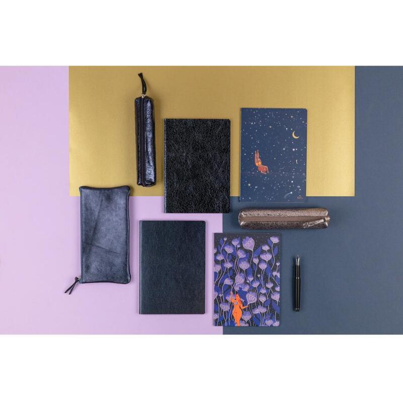 Adolie, Set de 2 carnets cousu fil A5 14,8x21 cm, 64 pages, ligné. Bloom. 1 carnet couverture cuir + 1 carnet couverture carte imprimée, ass.