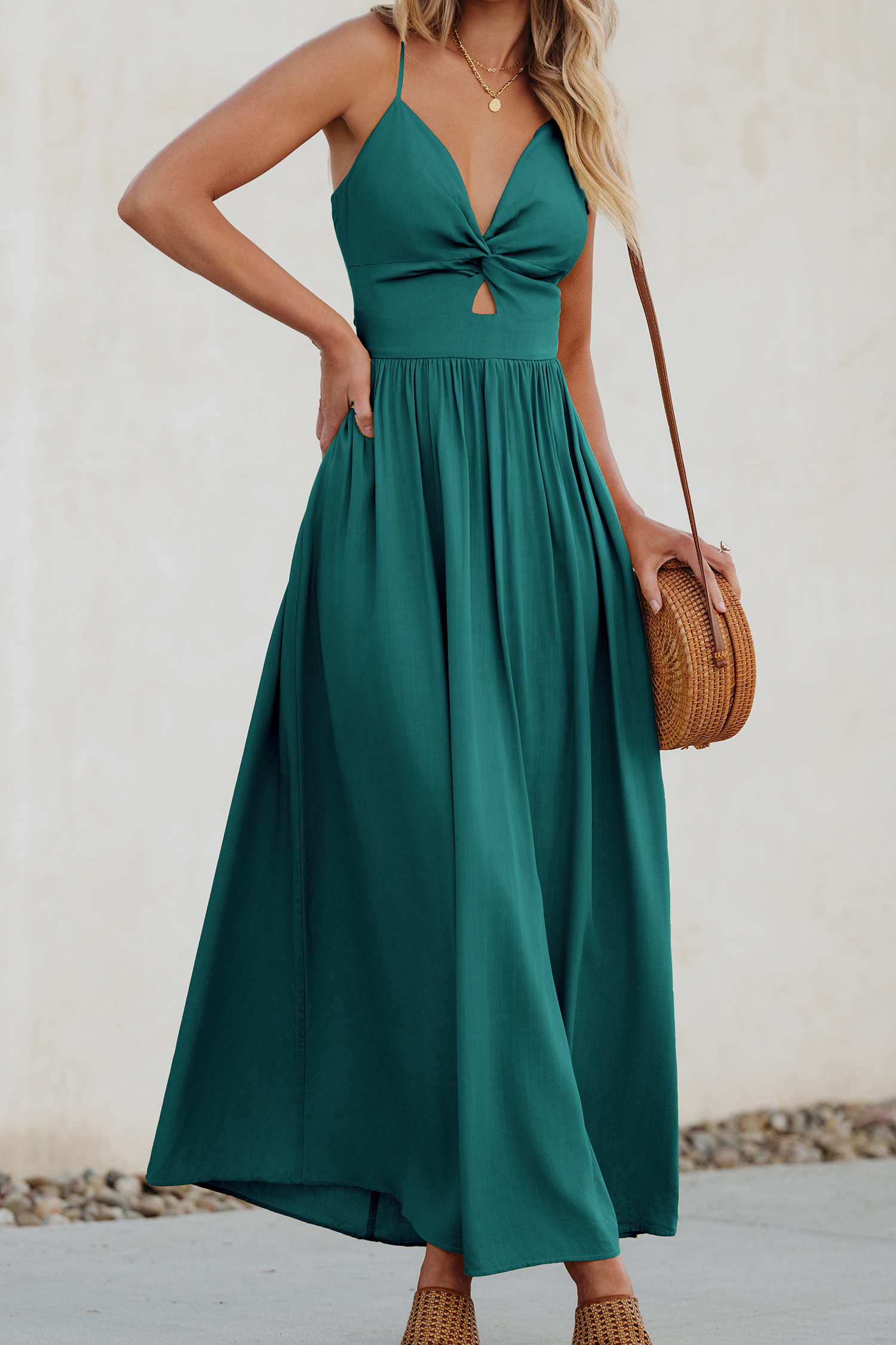 Robe maxi torsadée sur le devant avec trou de serrure