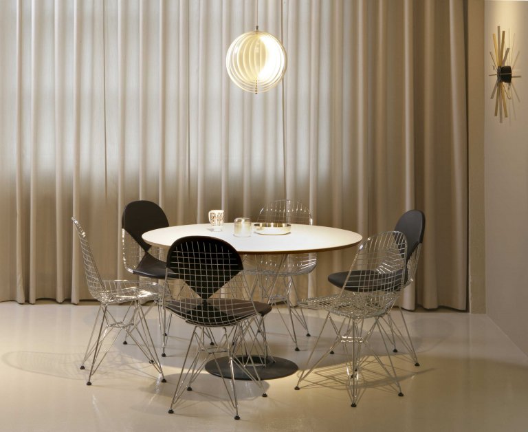 Vitra Eames Wire Chair DKW-2 stoel met donker esdoorn onderstel, Hopsak 05