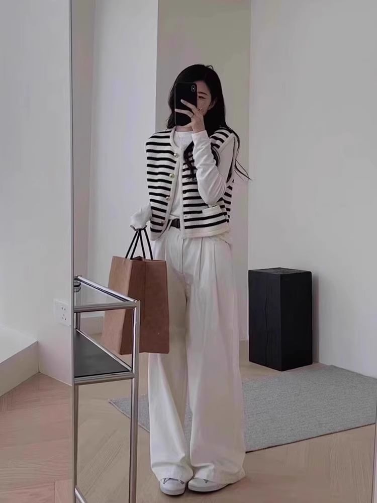 Rosehedge - Gestreepte cropped sweater met ronde hals en knoopjes