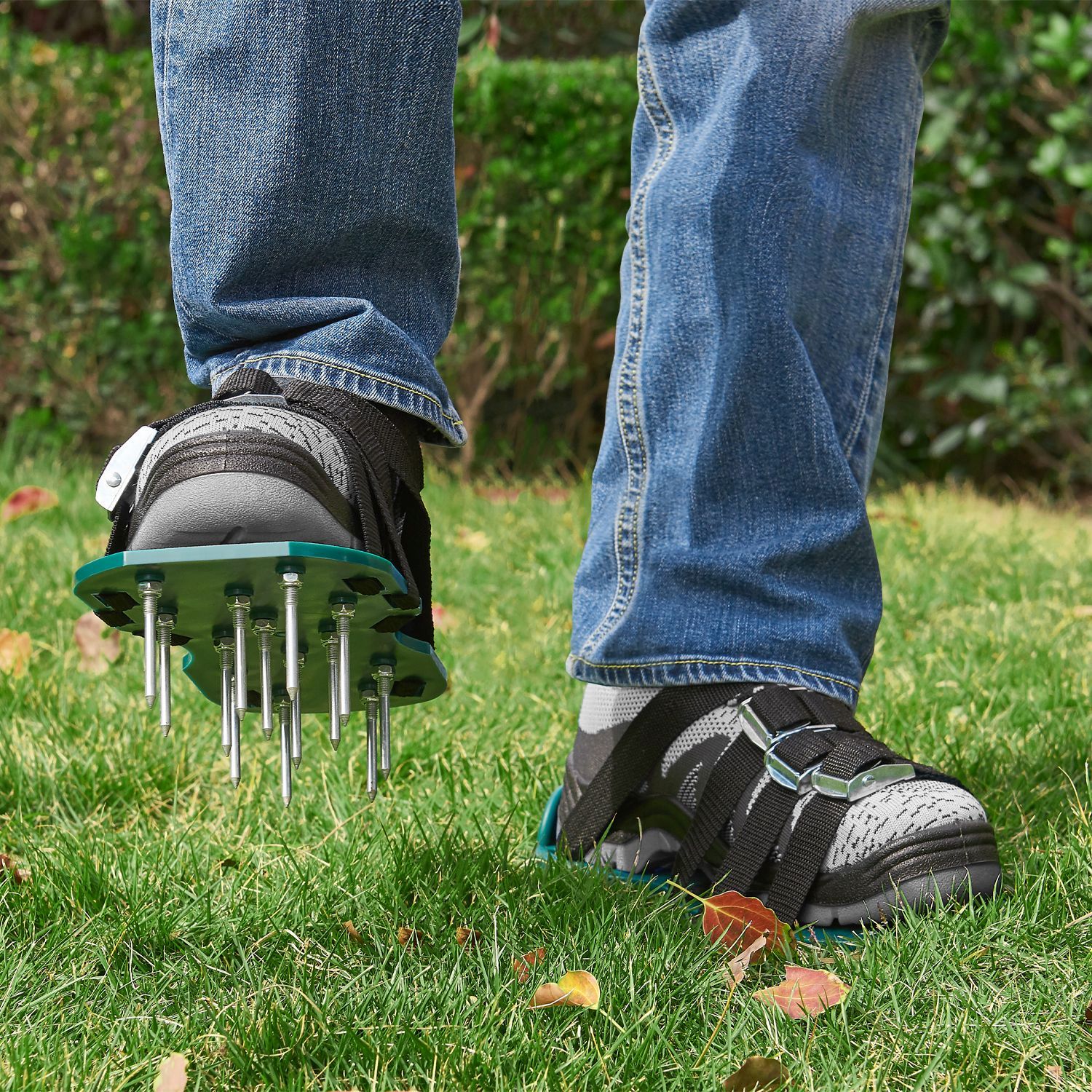 Juskys Rasenlüfter Schuhe mit Stahlnadeln & Riemen - Rasen lüften - Nagelschuhe in Universalgröße