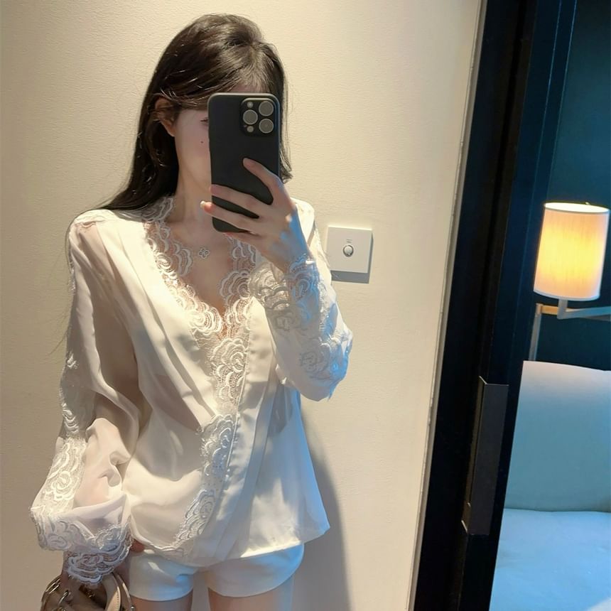 NENE - Blouse met lange mouwen, V-hals en kantpaneel / Hoge taille, effen hotpants