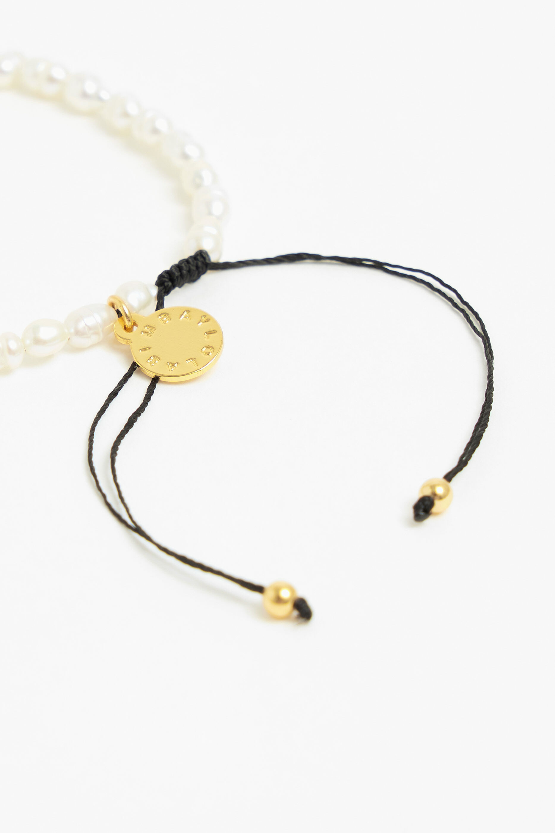 Pulseira de pérolas com a letra U