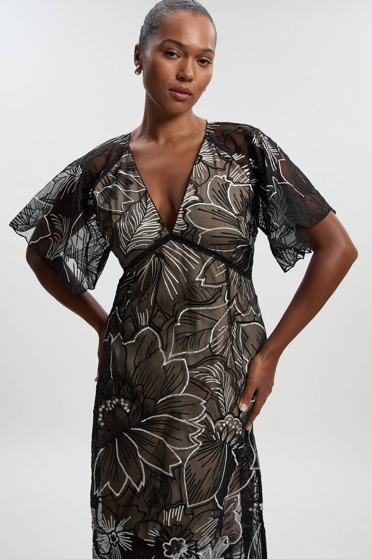 KarenMillen Robe Maxi Grande Taille en Organdi Tissé à Broderie Main et Paillettes avec Décolleté Plongeant