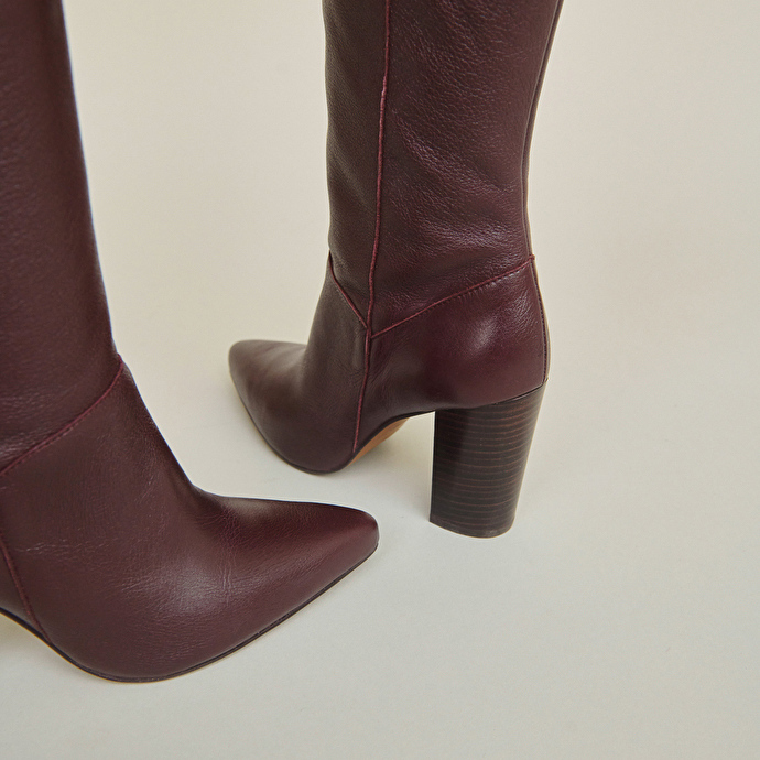 Bottes hautes à talons et bouts pointus  en cuir bordeaux