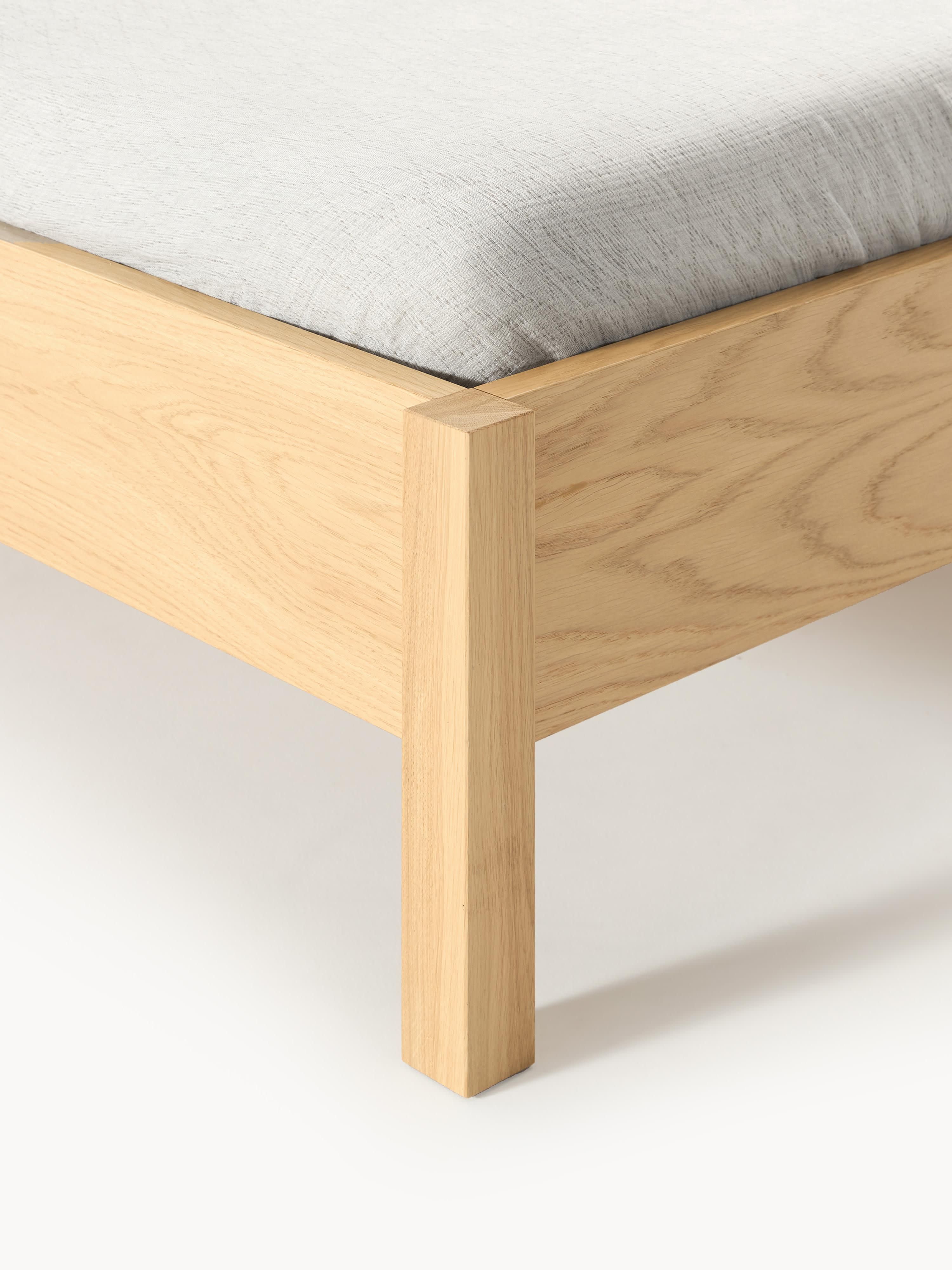 Houten bed Jones met hoofdeinde van Weens vlechtwerk