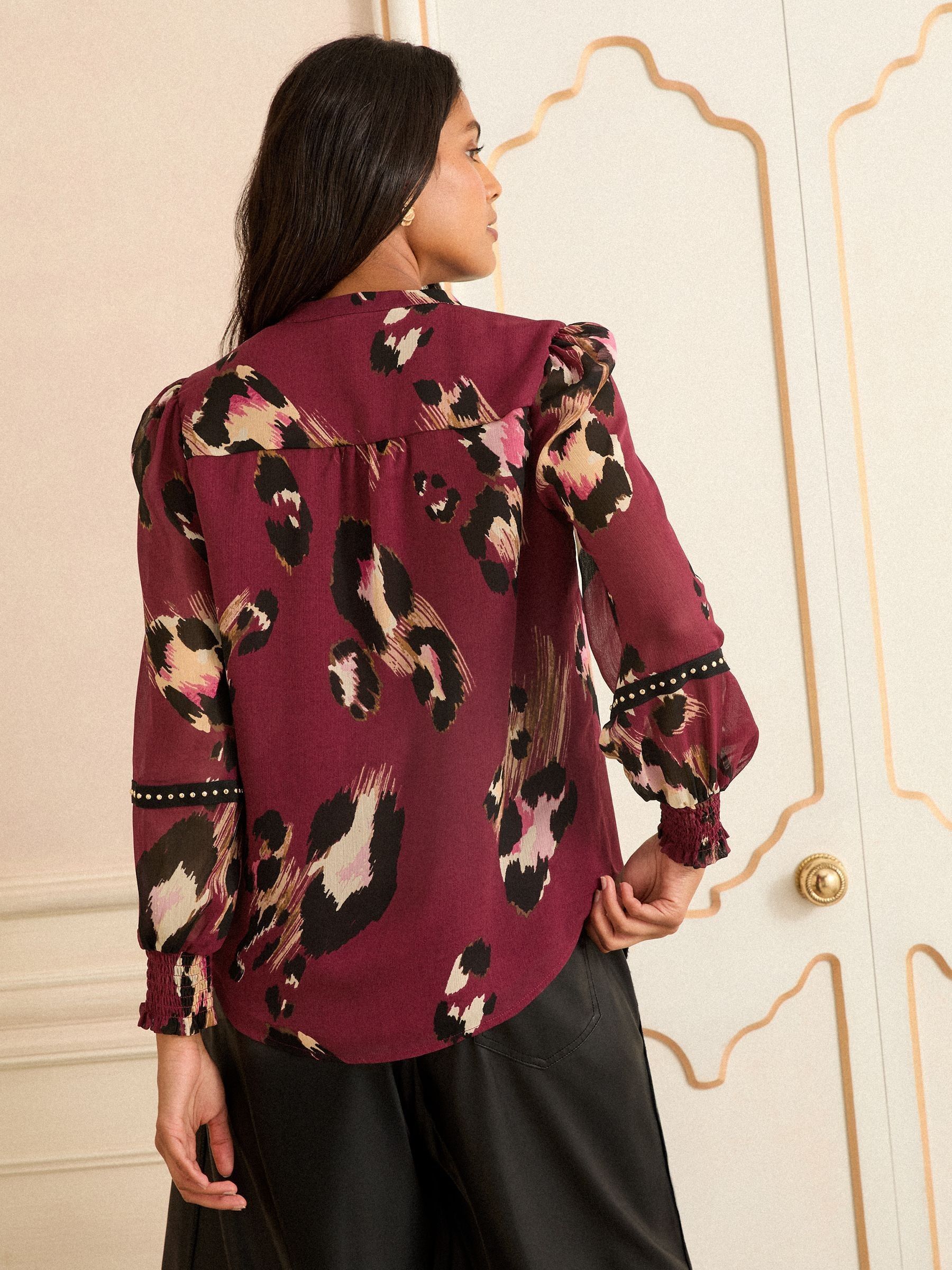 Bordeauxrood met dierenprint - Love & Roses Print blouse met inkeping bij de hals en hardware