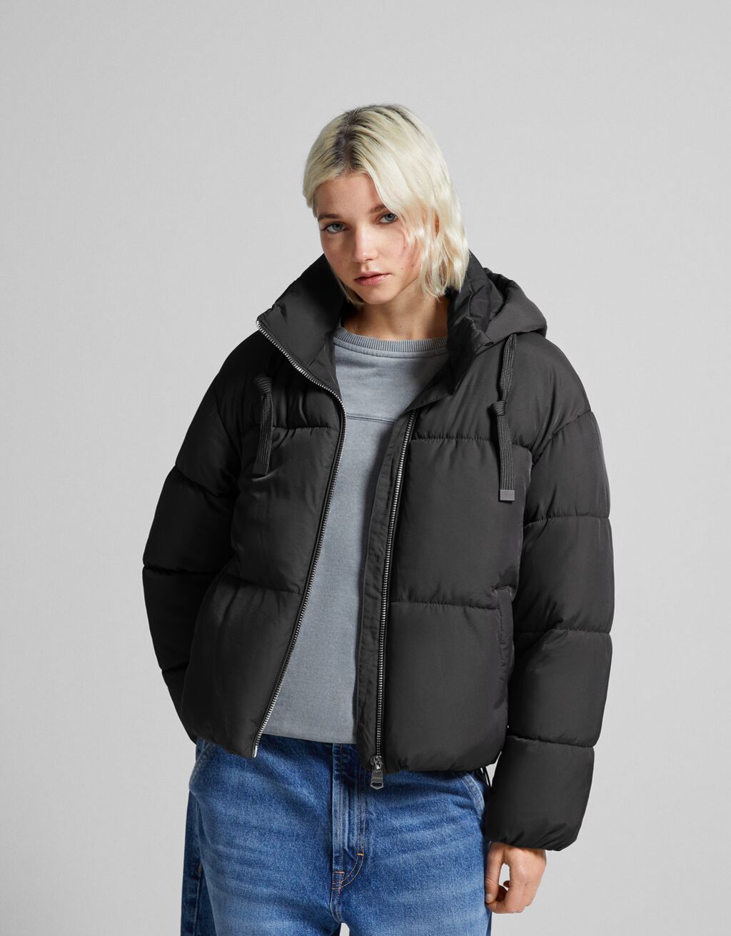 Jaqueta puffer oversized com capuz.