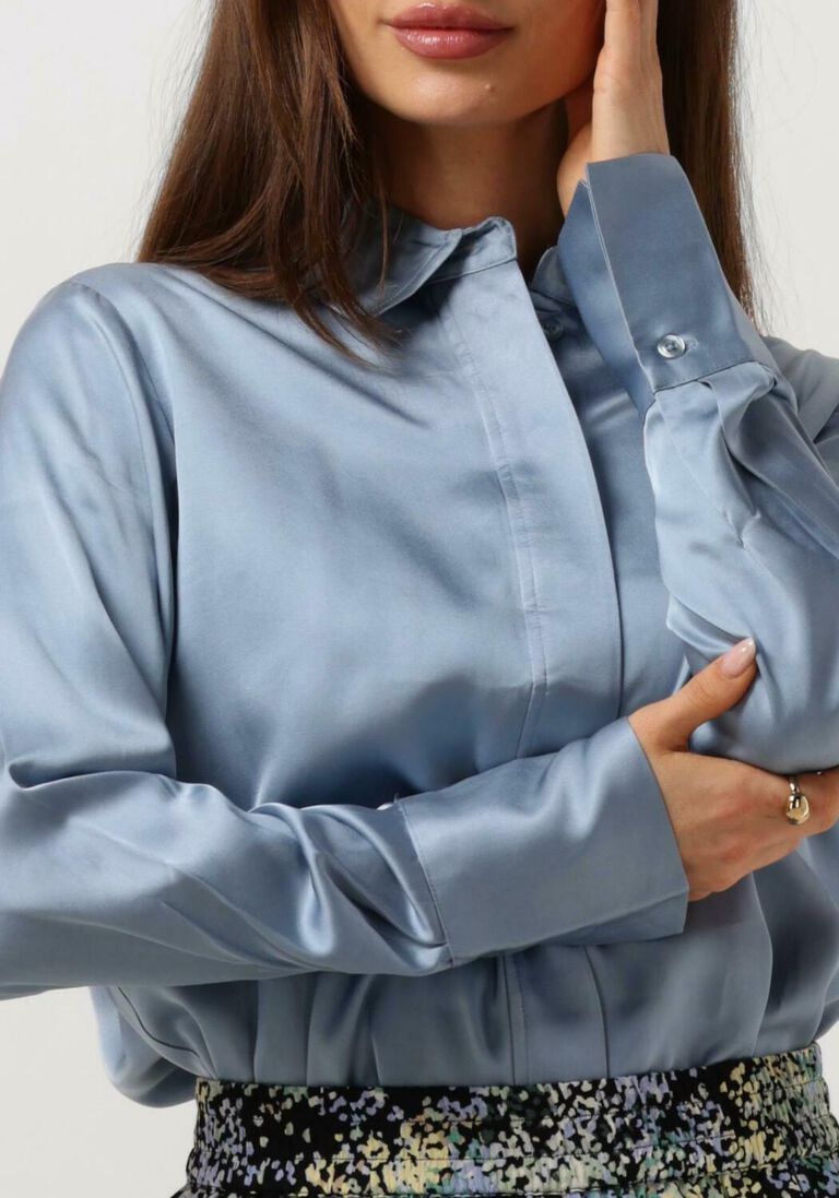 SECOND FEMALE lichtblauwe second female blouse galla classic shirt
