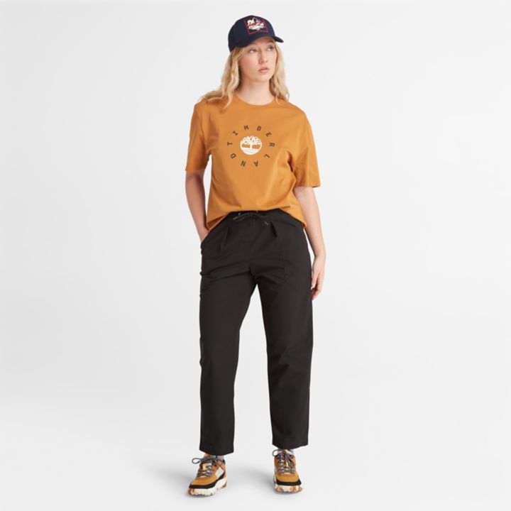 Camiseta feminina com logo da estação em amarelo escuro.