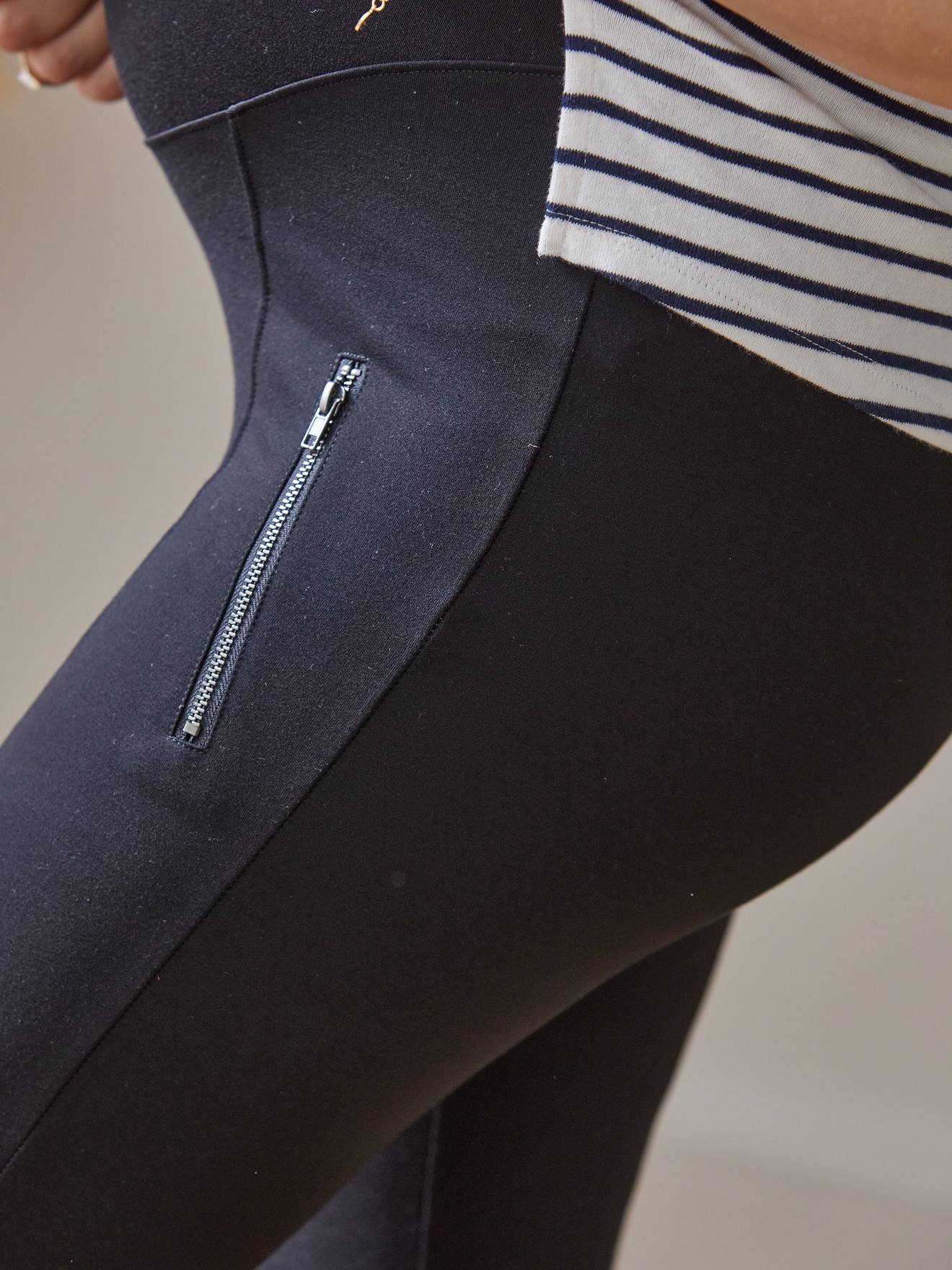Leggings de maternidade Milano em malha preta lisa.