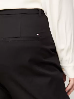 Calças chino de corte reto e slim fit com modelagem curva