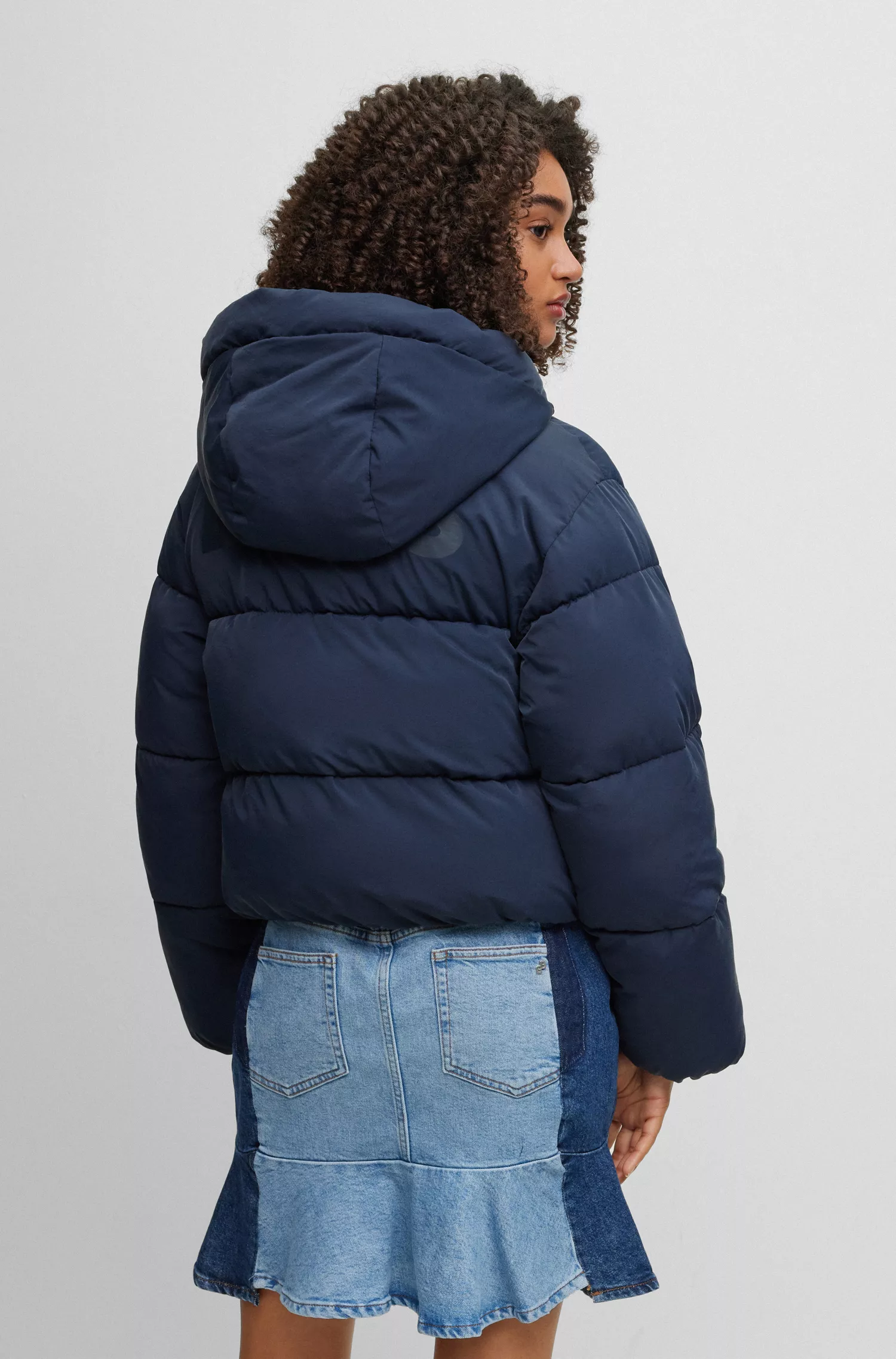 Jaqueta puffer preta com capuz da BOSS, em tecido texturizado com forro exclusivo.