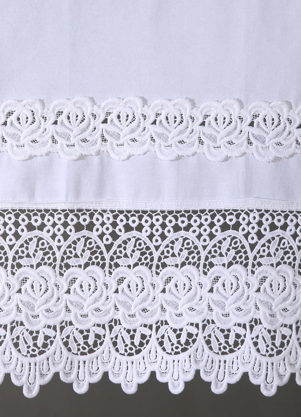 Fensterdekoration aus reiner Baumwolle mit hochwertiger Spitze