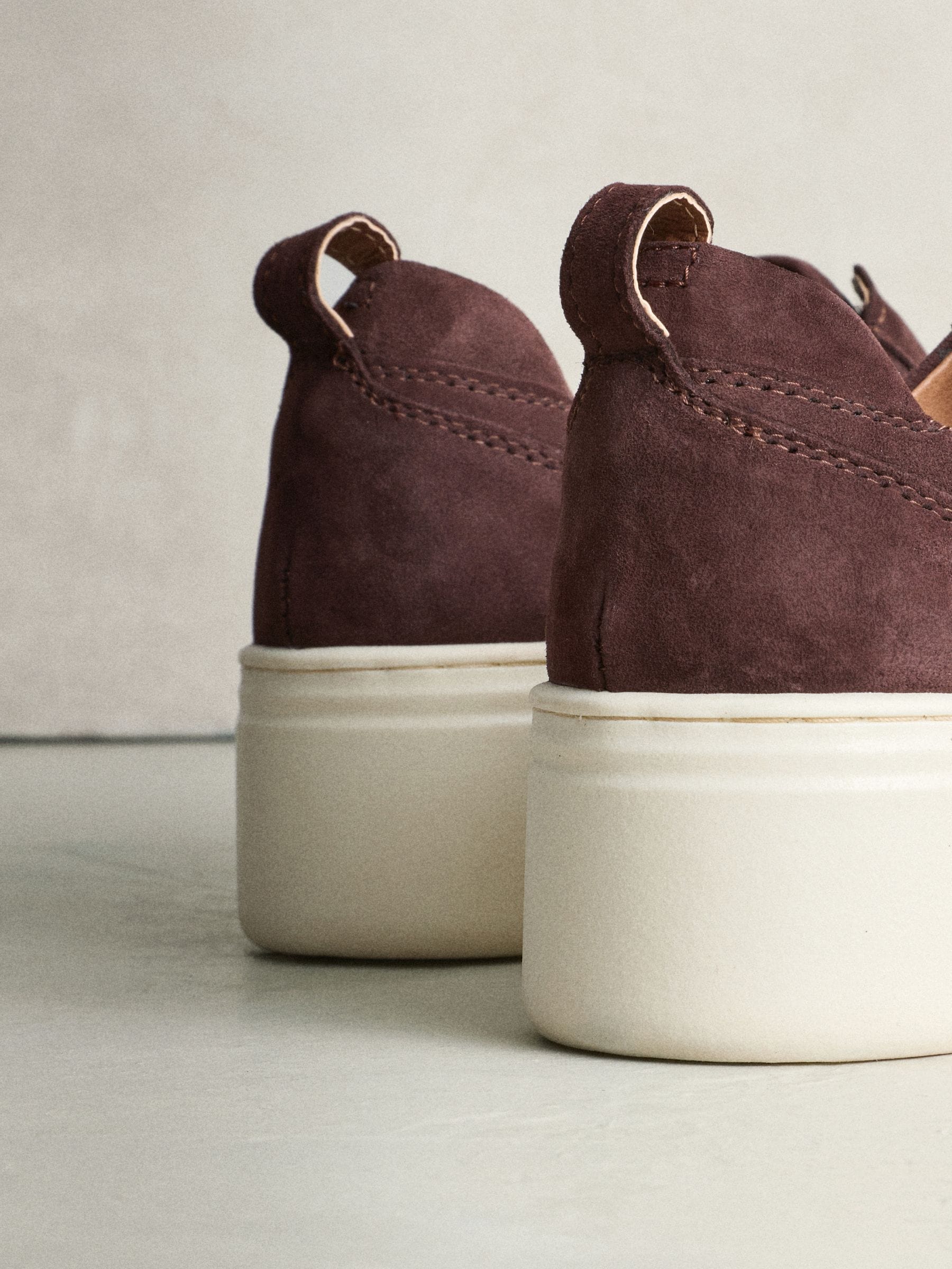 Chocoladebruin suède - Signature leren sneakers met dikke plateauzolen en sleehak