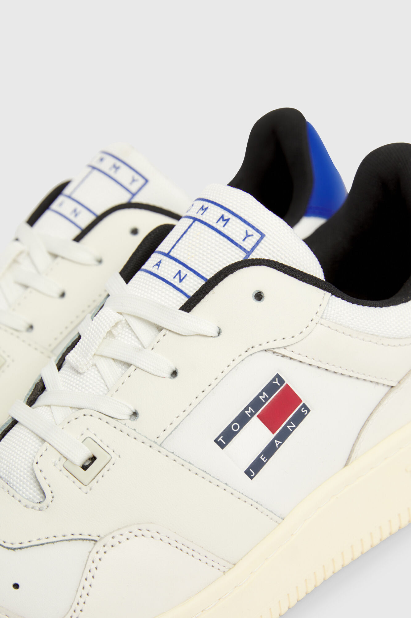 Tênis de basquete masculino Tommy Jeans com sola contrastante.