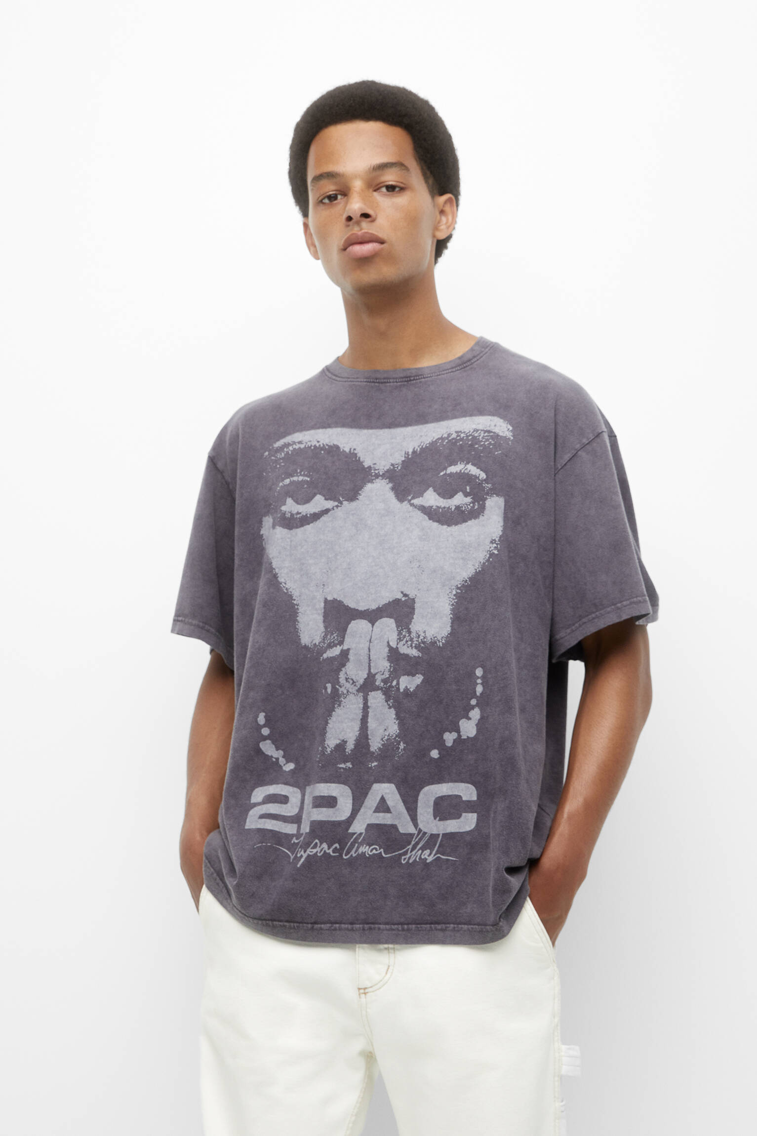 Camiseta Tupac com estampa lavada - Cinza