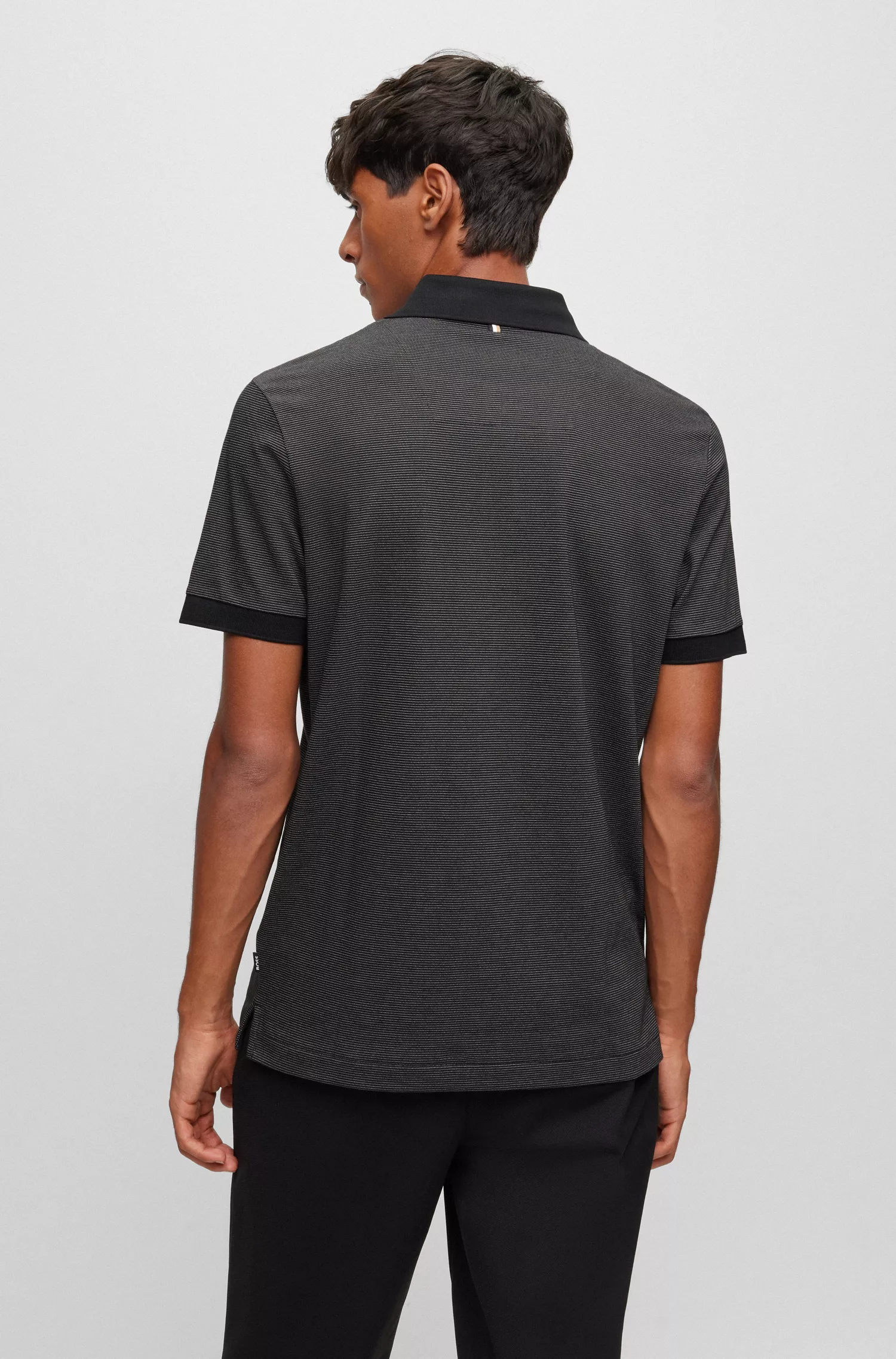 Camisa polo BOSS preta, corte slim, em mistura de algodão com microestampa.